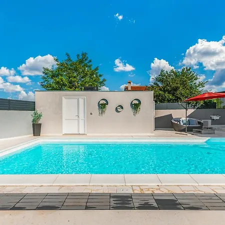 Emanuel Villa *